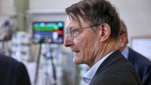 Lauterbach war als Arzt mehrmals mit Notfällen konfrontiert