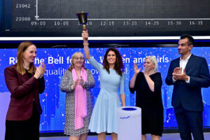 Ein gläsernes Dach durchbrechen: Der Internationale Frauentag und der Kampf gegen die Ungleichheit im Finanzbereich