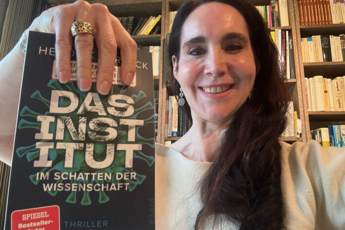 Das Institut – Im Schatten der Wissenschaft verbindet Hendrik Streeck Buch hält Anabel Ternès von Hattburg in der Hand