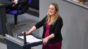 Grüne wollen bei Schulden nicht auf Zusagen von Merz vertrauen