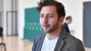 Banaszak fordert Digitalsteuer für KI-Konzerne