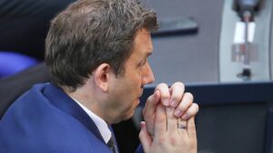 Klingbeil will selbstbewusste Antwort der EU auf Trumps Auto-Zölle