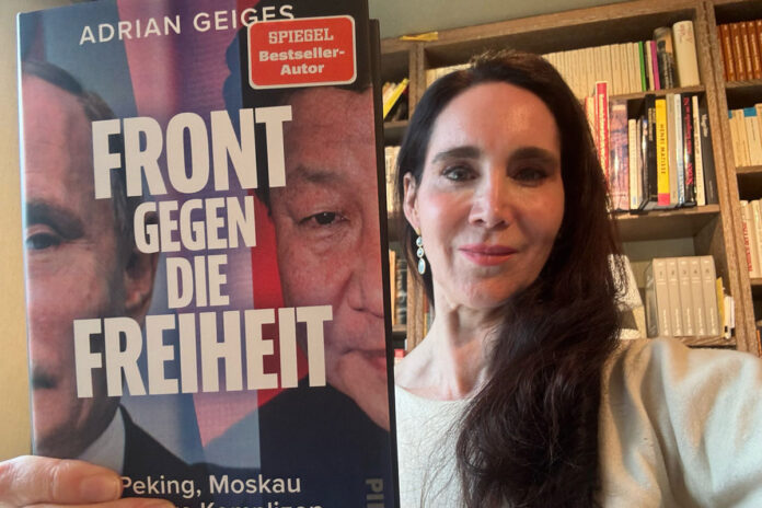 Front gegen die Freiheit. Peking, Moskau und ihre Komplizen in aller Welt von Adrian Geiges Buch hält Anabel Ternès von Hattburg in der Hand
