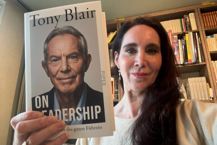 On Leadership. Über die Kunst des guten Führens von Tony Blair. Buch hält Anabel Ternès von Hattburg in der Hand