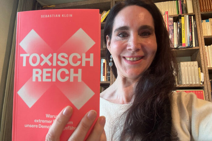 Toxisch Reich: Warum extremer Reichtum unsere Demokratie gefährdet von Sebastian Klein Buch hält Anabel Ternès von Hattburg in der Hand