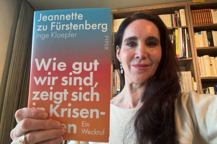Wie gut wir sind, zeigt sich in Krisenzeiten. Ein Weckruf. Von Jeannette zu Fürstenberg und Inge Kloepfer Buch hält Anabel Ternès von Hattburg in der Hand