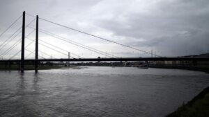 Niedriger Rhein-Pegel bedroht Industrieproduktion