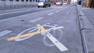 ADFC fordert Ende von Radfahrstreifen in der Mitte der Fahrbahn