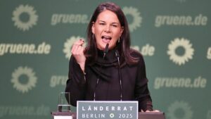 Baerbock teilt auf Grünen-Parteitag gegen Kritiker aus