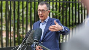 Özdemir zeigt sich offen für Verschiebung von Verbrenner-Aus