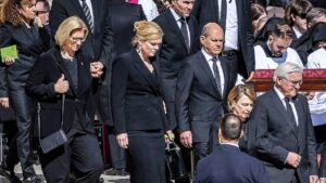 Klöckner lobt Papst-Trauerfeier und lässt Fahnen auf Halbmast setzen