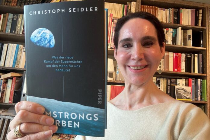 armstrong Buch hält Anabel Ternès von Hattburg in der Hand