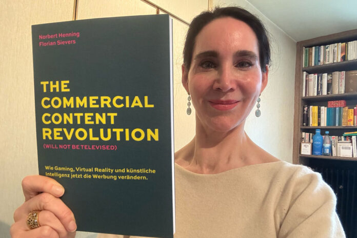 commercial content Buch hält Anabel Ternès von Hattburg in der Hand