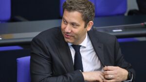 Klingbeil legt sein Geld "vor Ort in der Lüneburger Heide" an