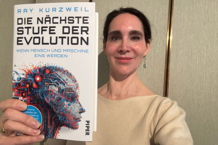 evolution Buch hält Anabel Ternès von Hattburg in der Hand
