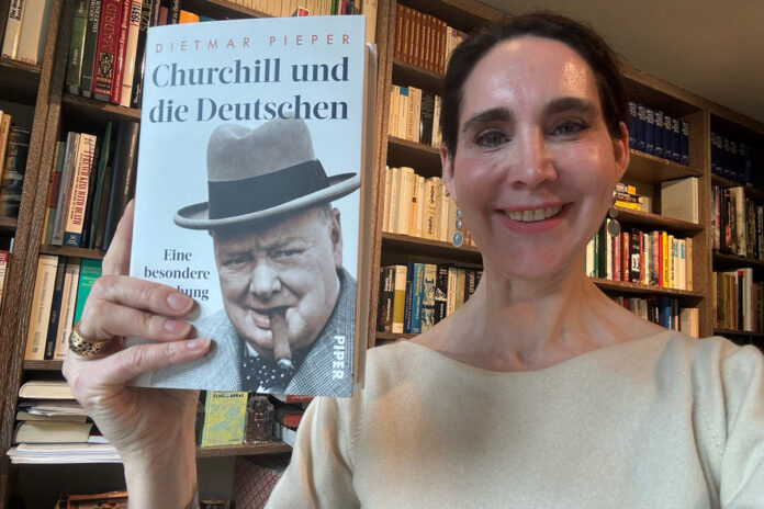 Churchill Buch hält Anabel Ternès von Hattburg in der Hand