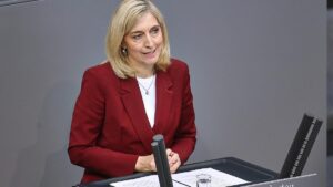 Warken will Haushaltsausschuss über Maskenbericht informieren