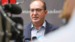 Hasspostings: Dobrindt will stärkere Kontrolle von Platformen