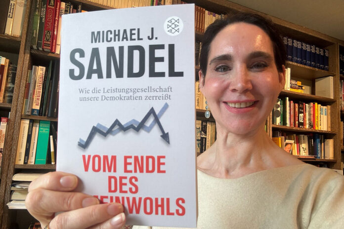 gemeinwohl Buch hält Anabel Ternès von Hattburg in der Hand