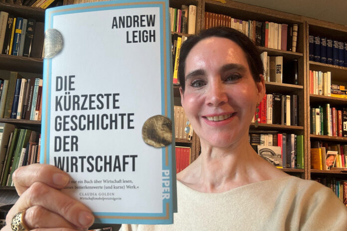 geschichte Buch hält Anabel Ternès von Hattburg in der Hand