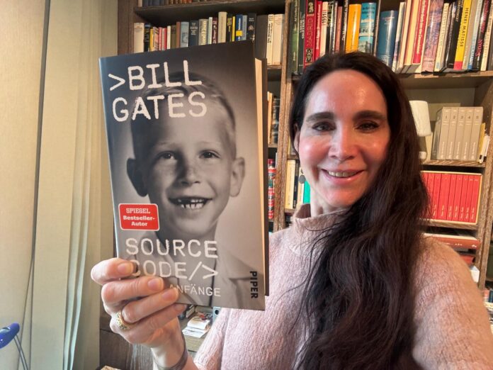 source code bill gates Buch hält Anabel Ternès von Hattburg in der Hand