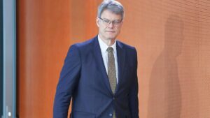 Verkehrsminister hält Zukunft von Bahnchef Lutz weiter offen