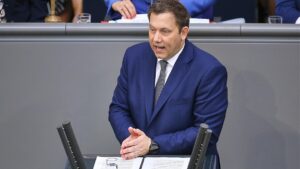 Klingbeil verspricht anhaltend hohe Investitionen