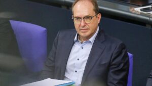 Dobrindt wirft Berlin mangelnde Prüfung bei Einbürgerungen vor
