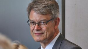 Schnieder will mit Reformen Bahn pünktlicher machen