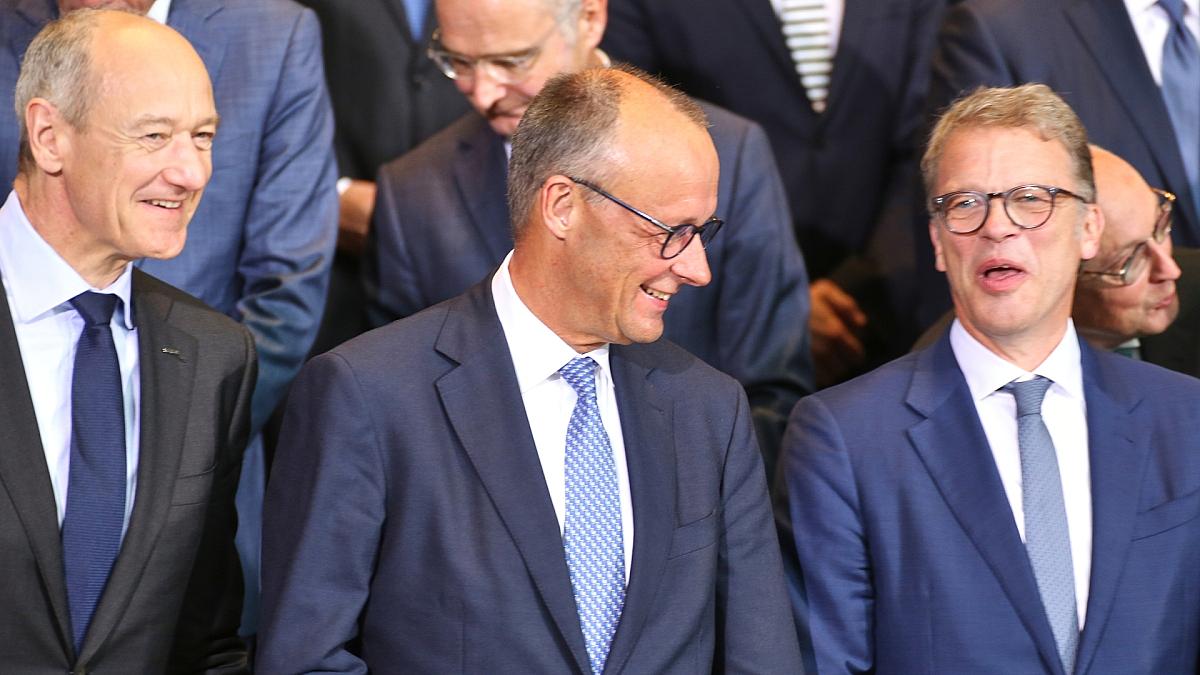 Roland Busch, Friedrich Merz und Christian Sewing am 21.07.2025, via dts Nachrichtenagentur