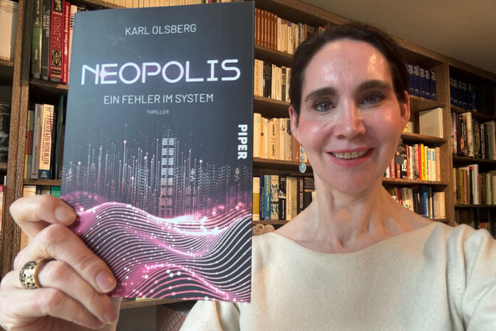neopolis Buch hält Anabel Ternès von Hattburg in der Hand