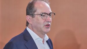 Dobrindt kritisiert Debatte über Kosten von Verbeamtungen