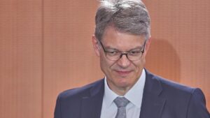 Schnieder will langfristige Lösung für Deutschlandticket finden