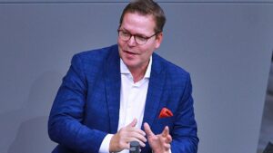 Staatssekretär für Einführung von günstigen Basistarifen in GKV