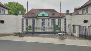 Polizeieinsatz wegen umstrittenem Influencer an Potsdamer Villa