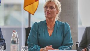 Bischof Bätzing rügt Klöckner wegen fehlender Regenbogenflagge