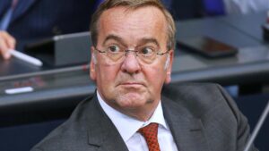 Verteidigungsminister warnt vor Krieg im Weltraum