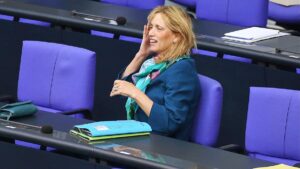 Prien lässt Förderprogramm "Demokratie leben" umbauen