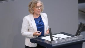 Grüne protestieren gegen mögliche Abschwächung von Klimazielen