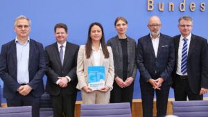 Wirtschaftsinstitute heben Konjunkturprognose minimal an