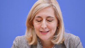 Gesundheitsministerin glaubt an stabile Kassenzusatzbeiträge 2026