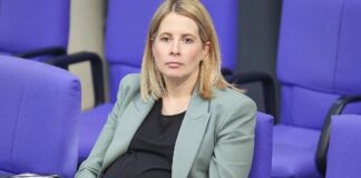 Hubertz will nicht mit Baby im Bundestag reden