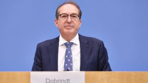 Dobrindt kündigt Offensive gegen hybride Angriffe an