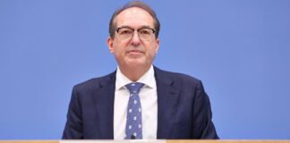 Dobrindt kündigt Offensive gegen hybride Angriffe an