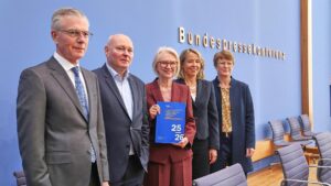 Wirtschaftsweise heben Konjunkturprognose für 2025 leicht an