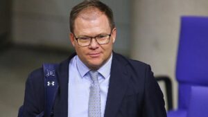 Schneider will Klimaschutz "ohne erhobenen Zeigefinger"