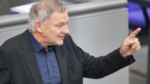 Linken-Chef van Aken hält Predigt in Hamburger Kirche