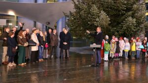 Merz nimmt Weihnachtsbaum aus dem Sauerland für Kanzleramt entgegen