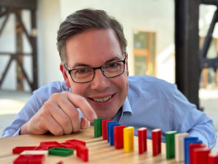 Der Jahresanfang ist eine Phase, in der Beziehungen, Prioritäten und Erwartungen neu justiert werden. Wer jetzt auf echte Gespräche statt bloße Sichtbarkeit setzt, schafft Vertrauen und nachhaltige Wirkung. Oliver SChumacher Verkaufstrainer