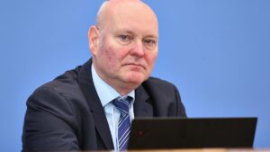 Wirtschaftsweiser hält Debatte um Rente für "komplett übertrieben"